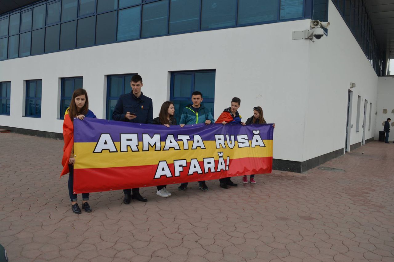 Активисты ODIP принесут баннеры с надписями Armata rusă afară.