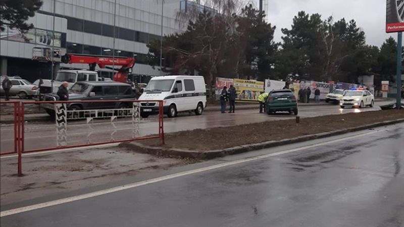 В столице погиб водитель, врезавшись в опору рекламного щита.
