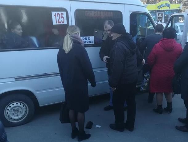 Как указано в подписи к фотографии, пенсионера поймали пассажиры маршрутки.