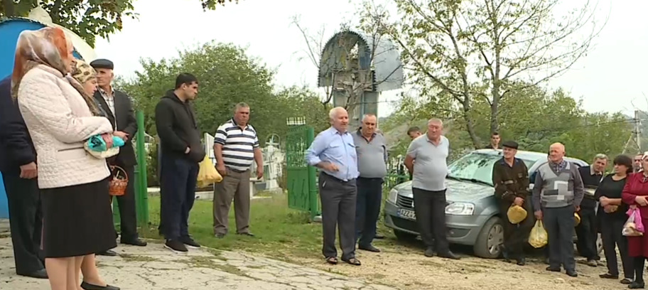 Возмущённые селяне в итоге вышли на протест, а когда на него явилась глава коммуны — освистали её.