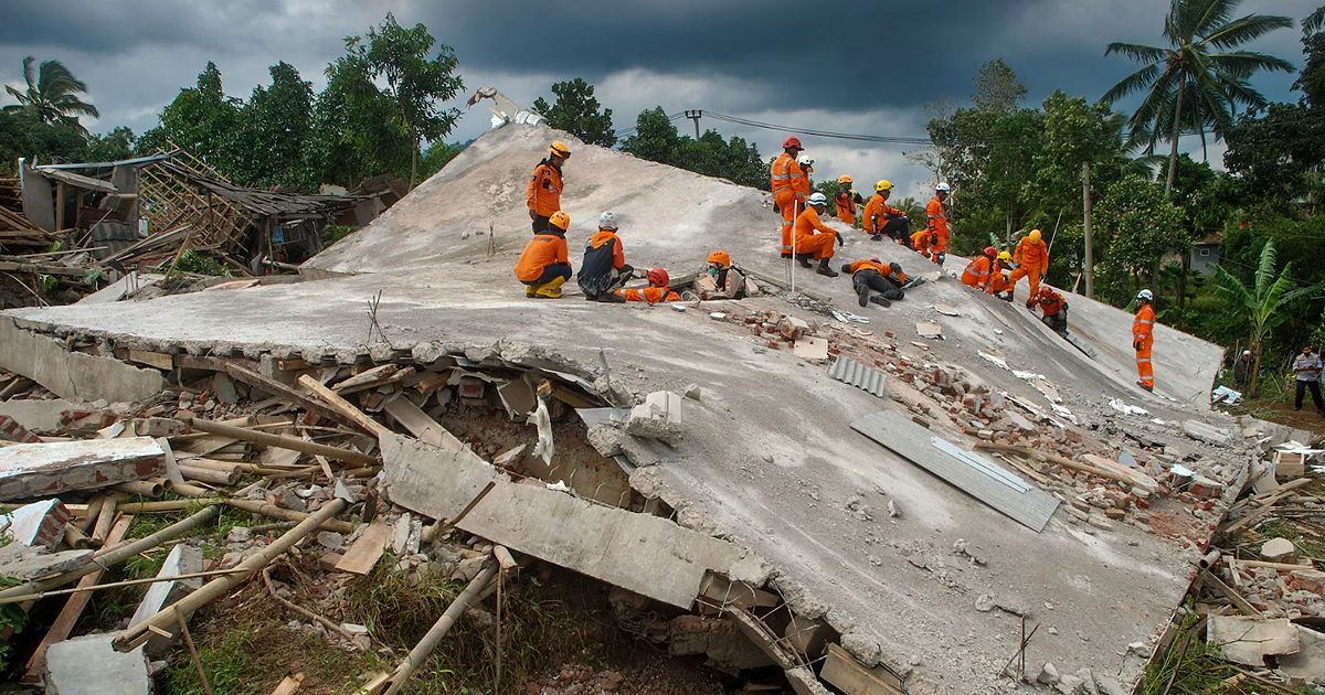 Десятки человек пострадали при землетрясении в Индонезии магнитудой 6,0.