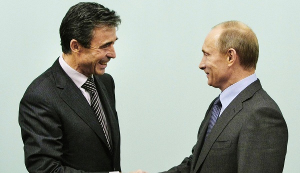 Данная встреча Путина и Расмуссена произошла в Брюсселе в 2002 году, когда Дания председательствовала в Евросоюзе.