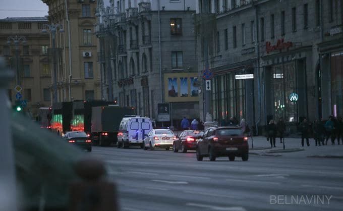 К резиденции Лукашенко в Минске стянуты силовики и спецтехника.