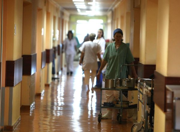 Un tanar, in varsta de 25 de ani, student la un colegiu din capitala, a cazut noaptea trecuta de la etajul patru al caminului in care era cazat.