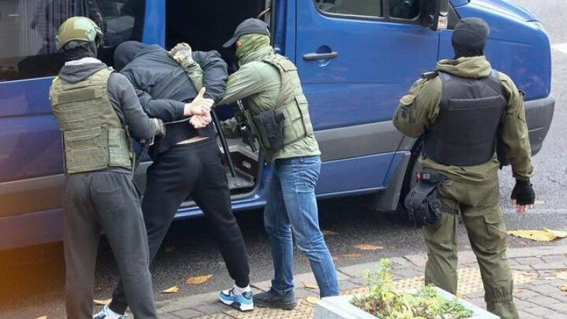 В Беларуси идут массовые обыски и задержания оппозиционеров.