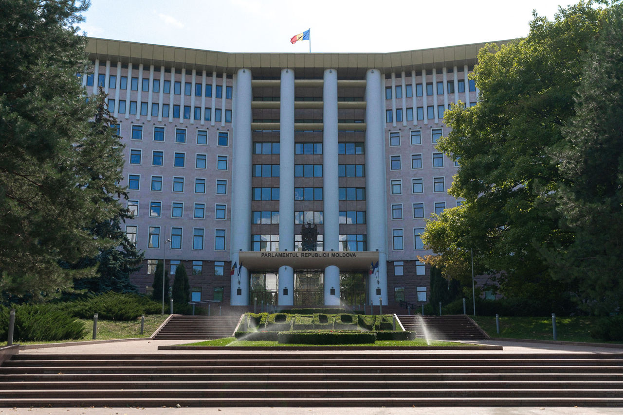 Parlamentul a adoptat 40 de acte normative în luna mai. Foto: Point.md