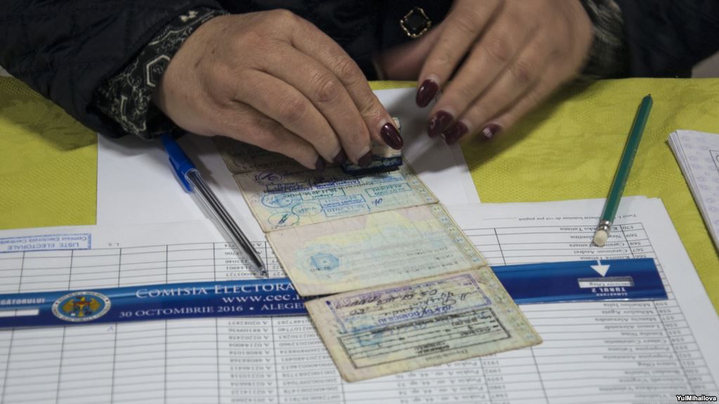61% din participanţii la sondaj au optat pentru trecerea la sistemul electoral uninominal. Foto: Europa Libera