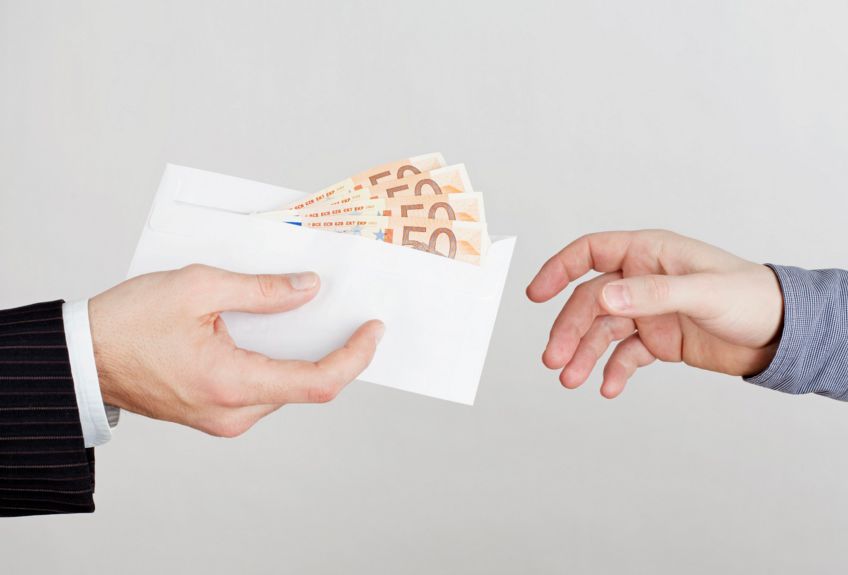 Un procuror din raionul Nisporeni a fost reţinut de ofiţerii CNA și procurorii anticorupţie, fiind suspectat de corupere pasivă.