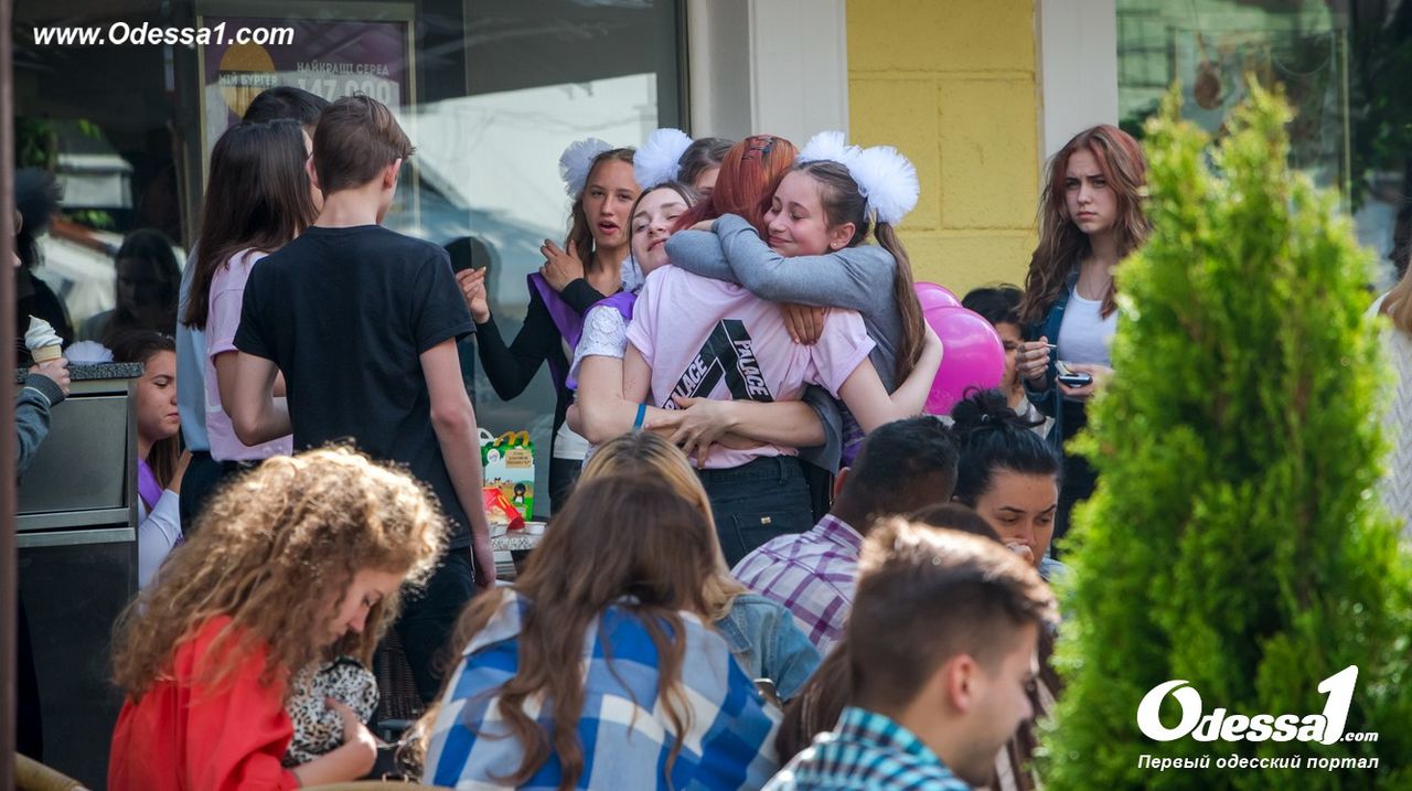 După careu, tinerii au invadat cafenelele din oraş.