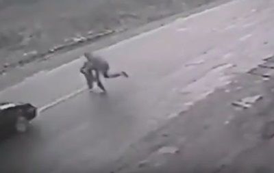 На видео с камеры наблюдения можно заметить, как ребенок внезапно начинает переходить проезжую часть.