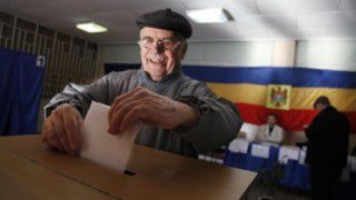 Dacă duminica viitoare s-ar organiza alegeri, aproximativ 90% dintre alegători s-ar prezenta la urnele de vot.  Foto: mbc.md