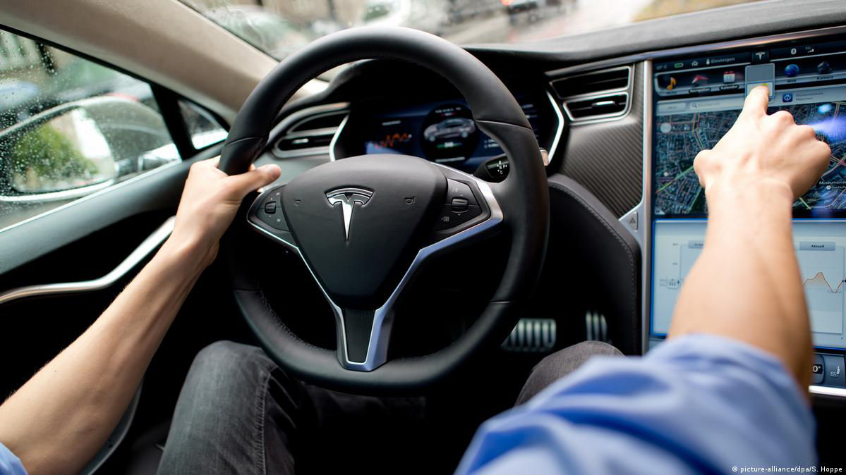 Tesla планирует убрать из «автопилота» функцию контроля за водителем. Фото: dw.com