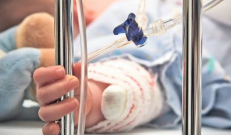 Chinuri cumplite pentru un copil de un an şi trei luni din municipiul Chişinău. Micuţul a fost adus în stare gravă la spital, după ce peste el a căzut un vas cu apă clocotită.