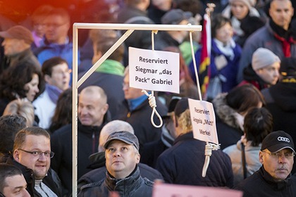 Впервые подобные изделия появились на демонстрациях антиисламского движения Pegida.