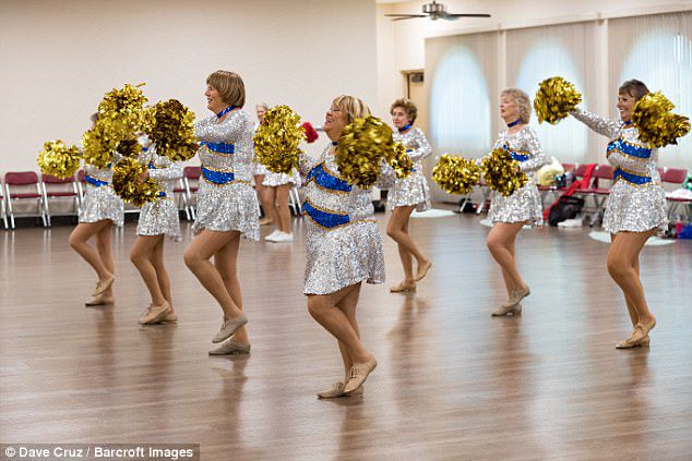 Bunicuţe-cheerleaders. Majoretele pensionare dansează în costume sclipitoare și rochii mini