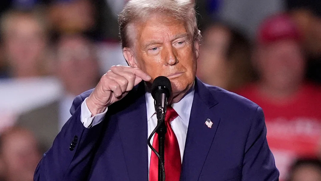 Trump a stat 20 de minute cu microfonul deconectat în timpul unui miting.
