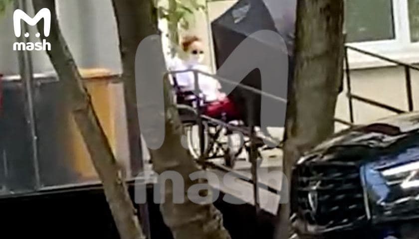 Опубликовано видео, как певицу MакSим на инвалидной коляске увозят домой.