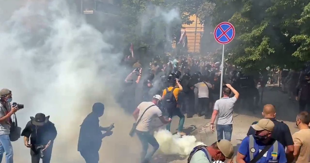 У офиса Зеленского началась потасовка между националистами и полицией.