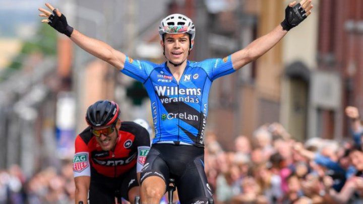 Wout van Aert l-a lovit în plină viteză pe un poliţist. Foto: publika.md