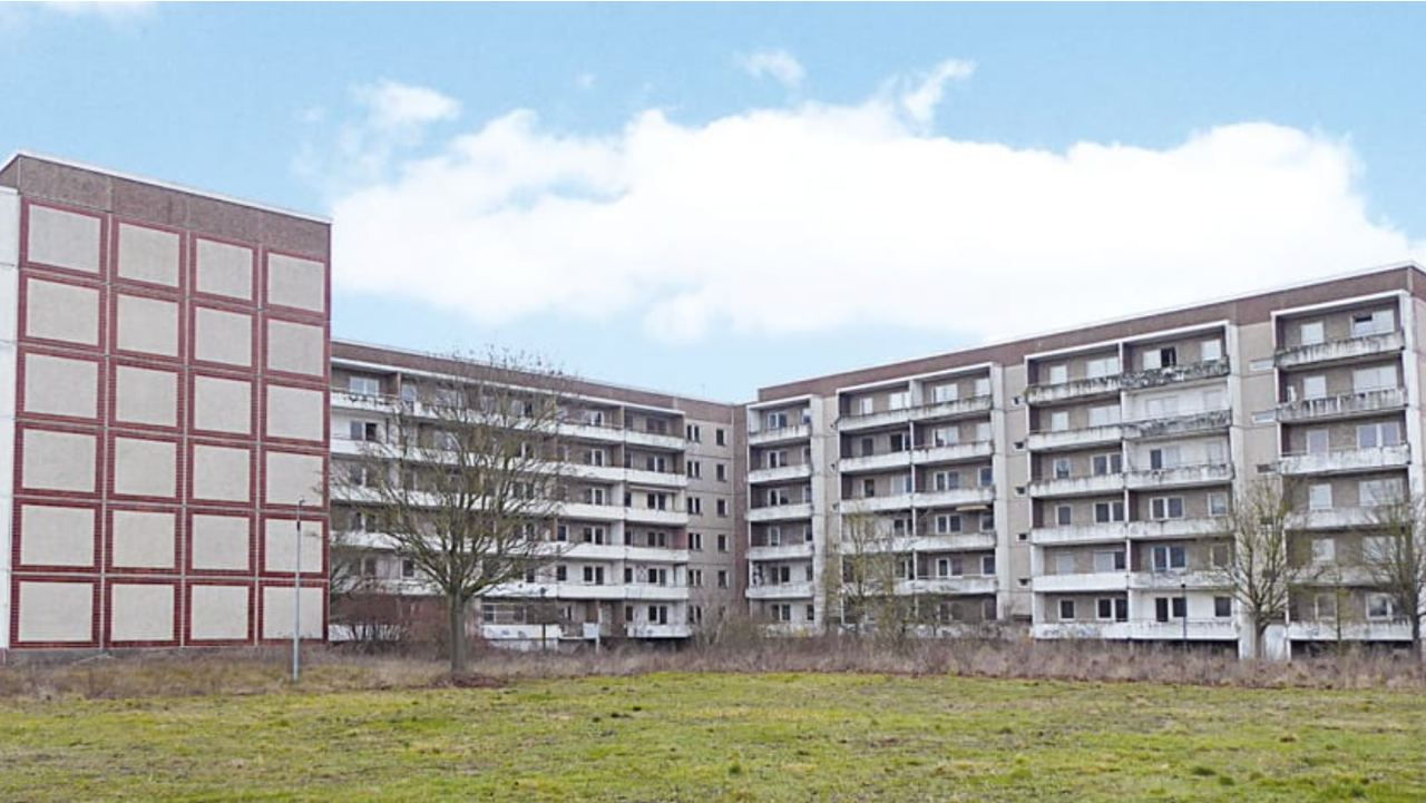 Un cartier abandonat din perioada RDG de lângă Magdeburg, scos la licitație.