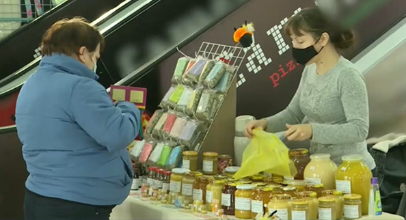 Продавцы жалуются, что эпидемия сильно ударила по торговле.
