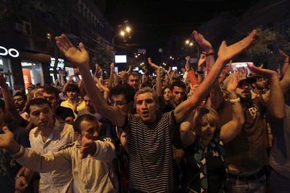 Протестующие сторонники организаторов акции. Фото: AP