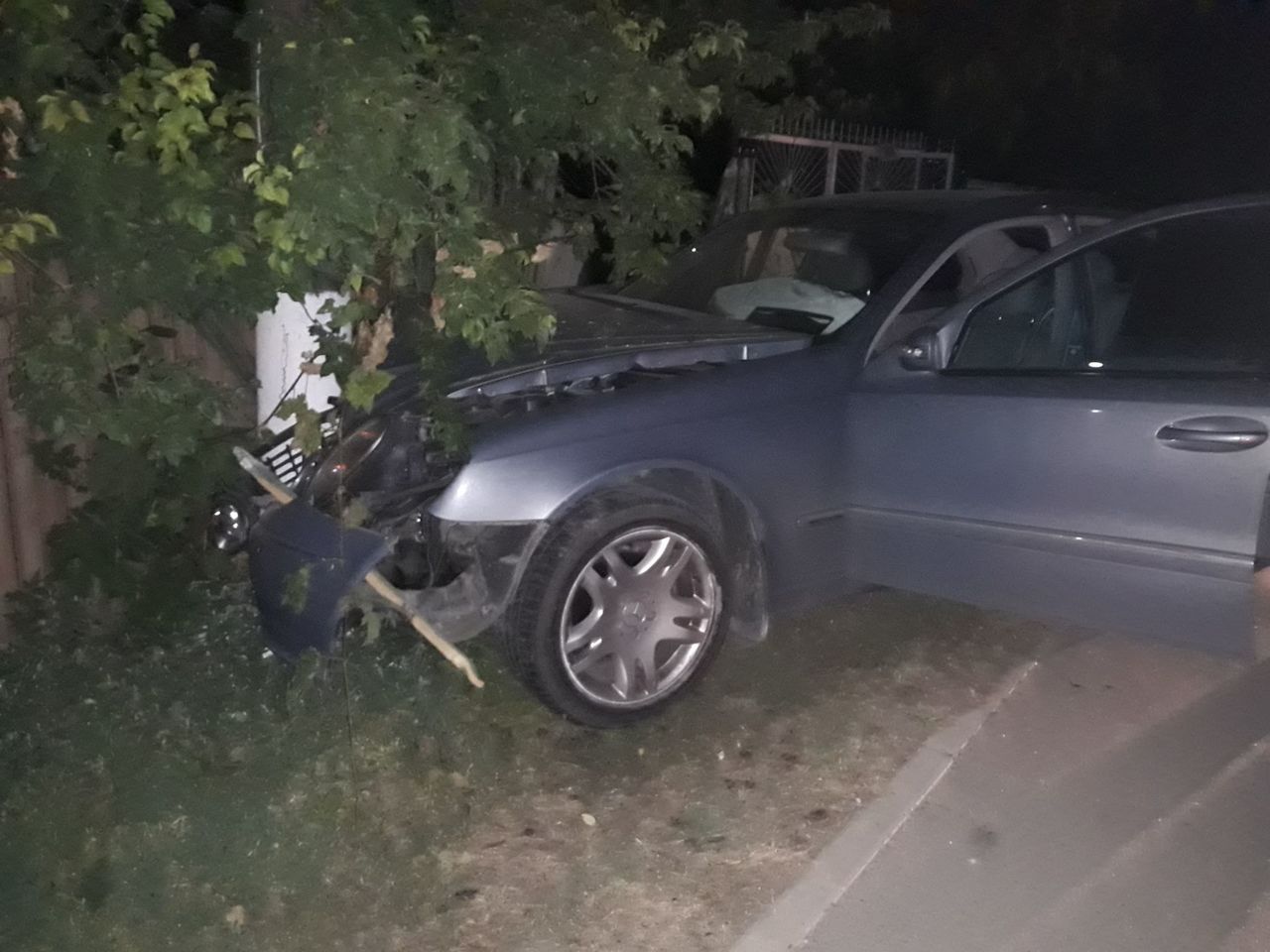 23-летний водитель не справился с управлением, в результате чего Mercedes врезался в опору ЛЭП. Фото: hn24.net.