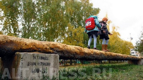 Средства будут использованы на ремонт дорог местного значения, которые ведут к учебным заведениям.