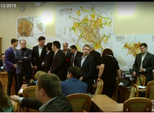 Социалисты заблокировали центральную трибуну Мунсовета.