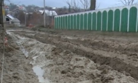 Pământul de pe o stradă din Cojușna, transformat în mlaștină