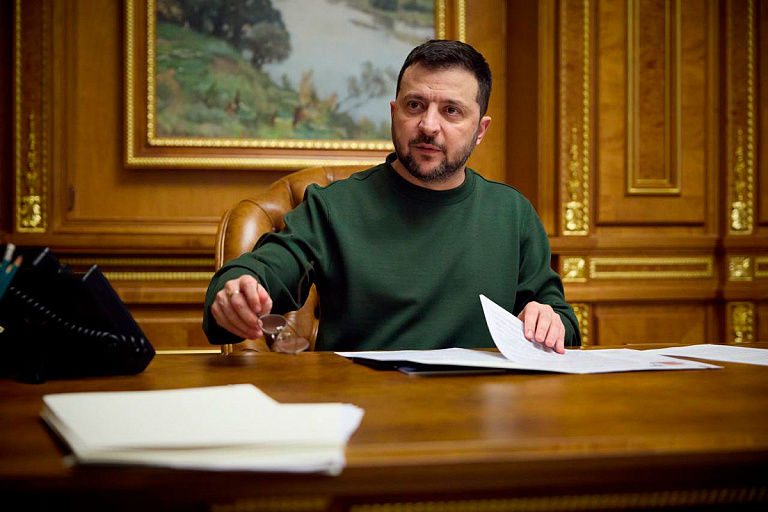 Президент Украины Владимир Зеленский подписал закон о мобилизации.
