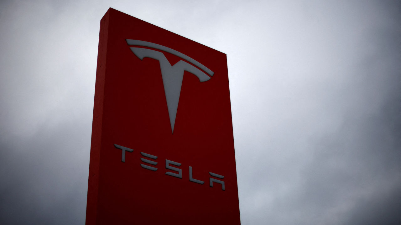 Прибыль Tesla упала на 24% за год.
