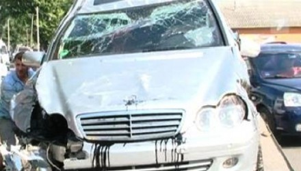 Accident bizar în capitală. O femeie de 48 de ani a ajuns cu maşina într-un stâlp după ce ar fi înţepat-o o viespe.