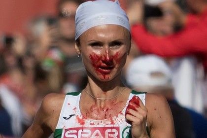 Бегунья истекла кровью и выиграла марафон на чемпионате Европы.