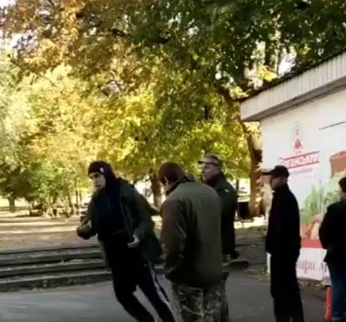 В Харькове призывников силой пытаются доставить в военкомат.