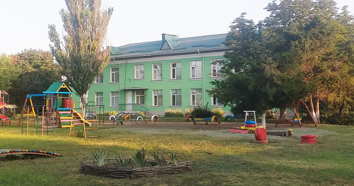 Educatoarea unei grupe din care a reușit să iasă un copilaș de doi ani, sancționată.