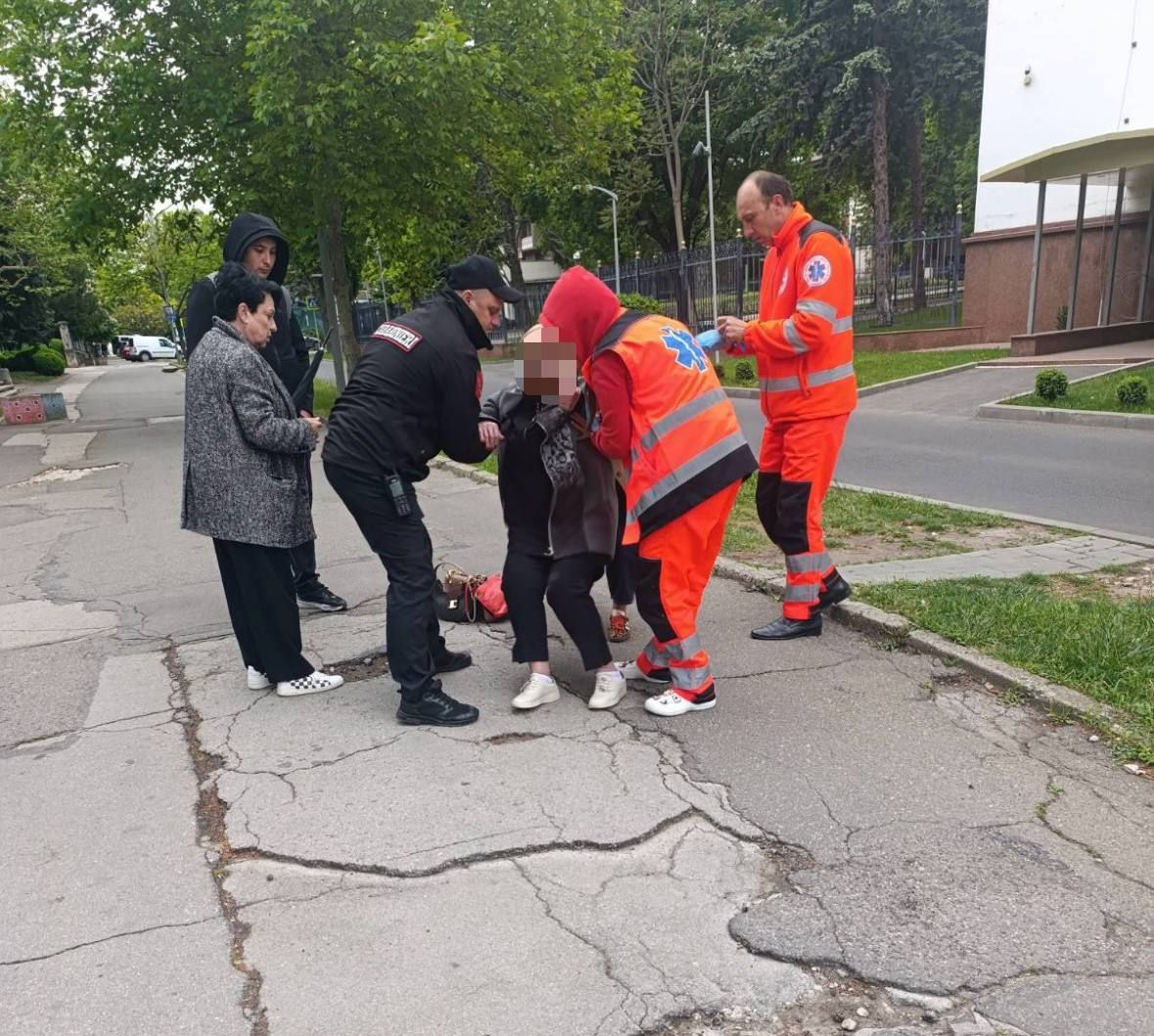 O femeie din Capitală, ajutată de carabinieri după ce s-a împiedicat și a căzut jos.