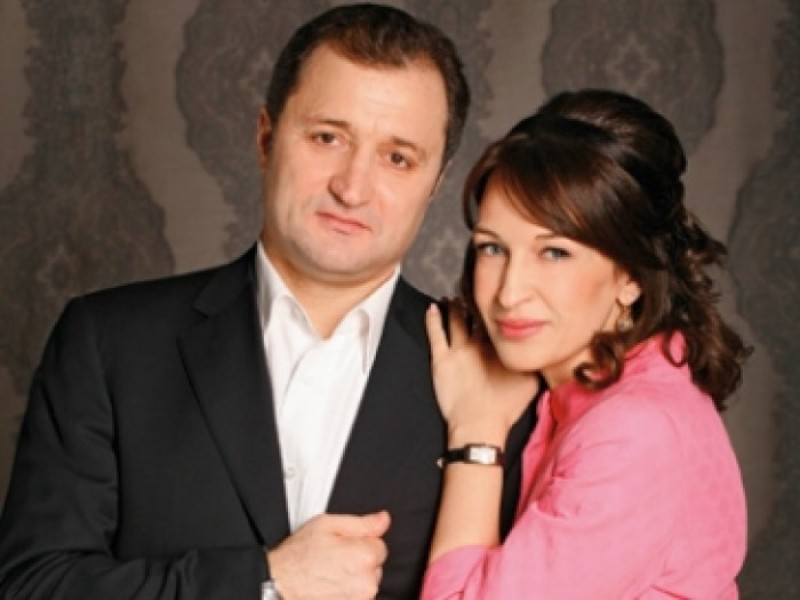 Precizăm că Vlad Filat a divorţat de Sanda Filat în august 2012.