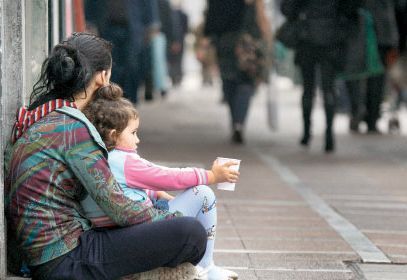 За день каждая жертва эксплуатации собирала до 400-500 леев, которые подозреваемые тратили в личных целях.