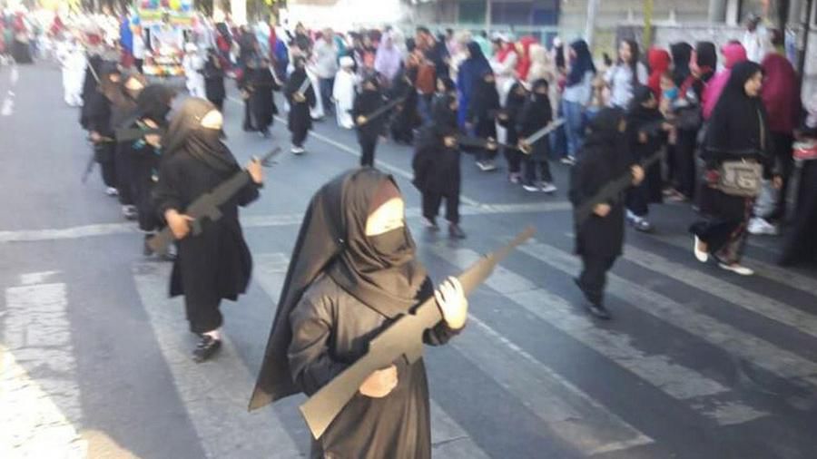 В интернете фотографии с мероприятия вызвали неоднозначную реакцию. 