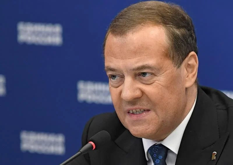 Medvedev a publicat o postare care conține insulte și amenințări cu moartea la adresa lui Zelenski.