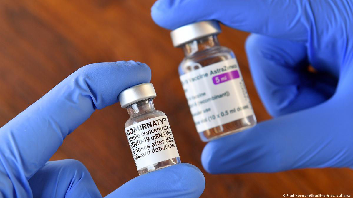 В США одобрены новые формы вакцин Pfizer и Moderna для ревакцинации от COVID-19.