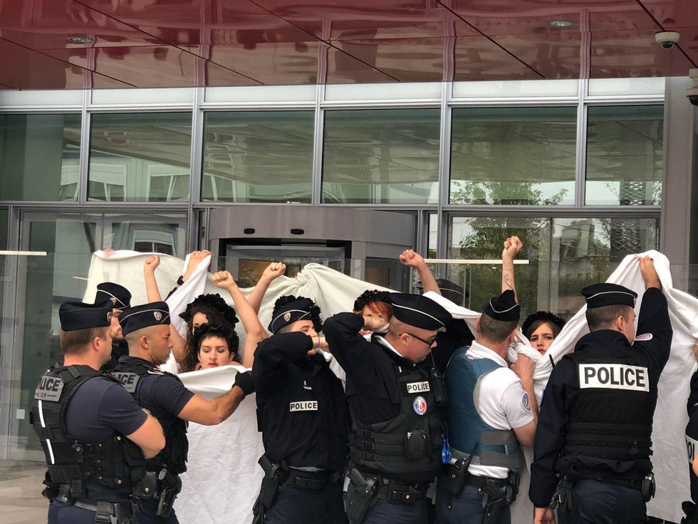Активистки Femen с зашитыми ртами пришли на суд по делу Павленского.