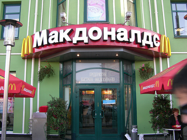 Власти России не собираются запрещать работу сети ресторанов McDonald's.