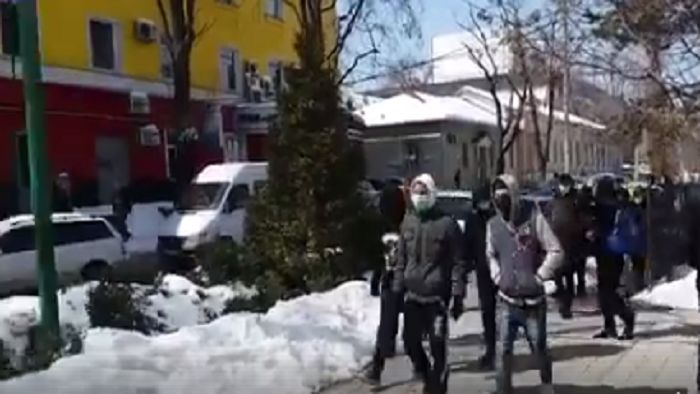 Detalii despre tinerii cu măști, cuțite și bâte, reținuți în PMAN. Foto: protv.md