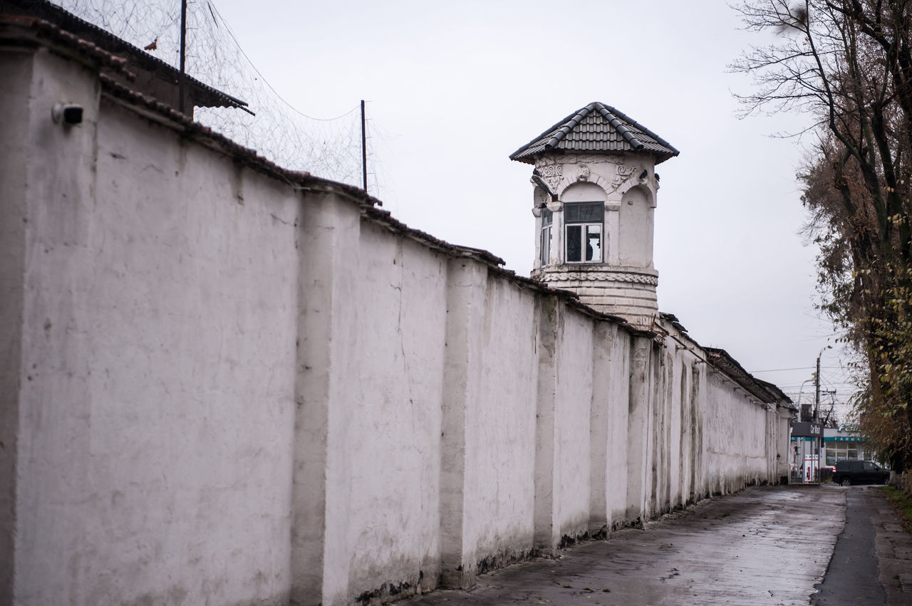 Все задержанные гражданские лица, которые пытались передать запрещенные предметы заключенным, были переданы полиции.