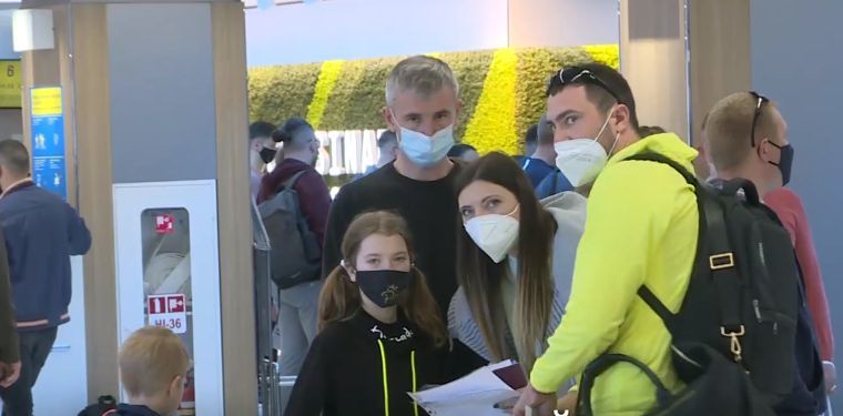 В кишинёвском аэропорту жители со слезами на глазах встречали и провожали родных.