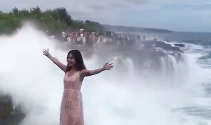 На Бали гигантская волна смыла туристку во время фотосессии.