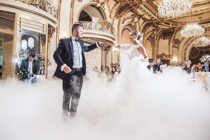 Persoanele care prestează servicii artistice, suspectate de evaziune fiscală. Foto simbol: Royal Mariage