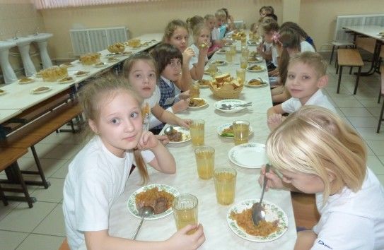 С 1 сентября в столовых учебных заведений и детских садов должны были ввести новое меню.